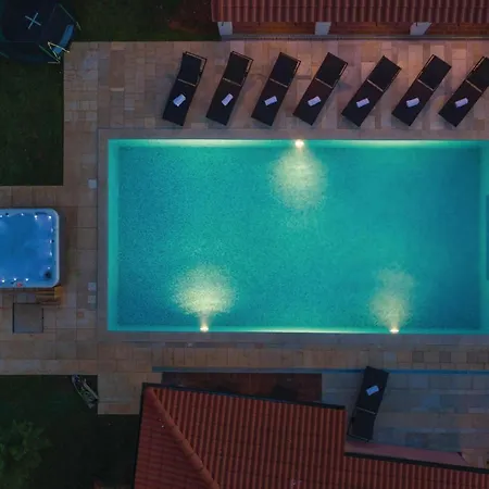 Holiday home 8 Bedroom Awesome In Pula