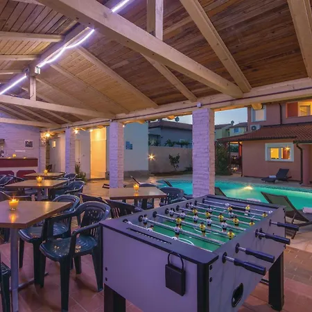 8 Bedroom Awesome In