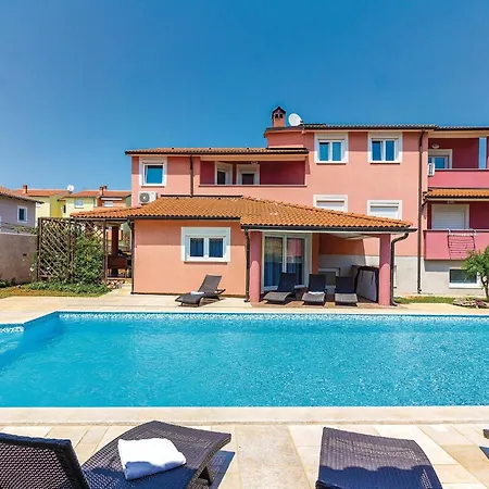 8 Bedroom Awesome In * Pula