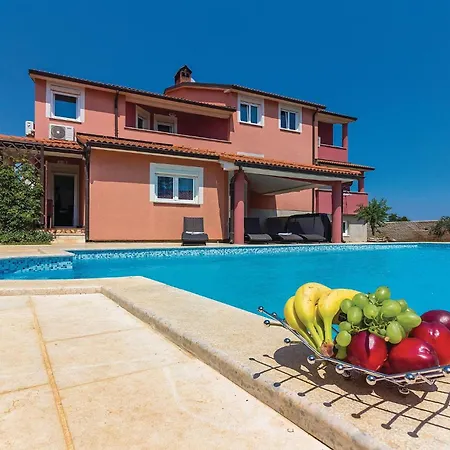8 Bedroom Awesome In Prázdninový dům Pula