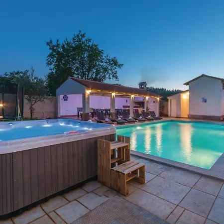 8 Bedroom Awesome In *