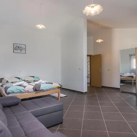 Holiday home 8 Bedroom Awesome In Pula