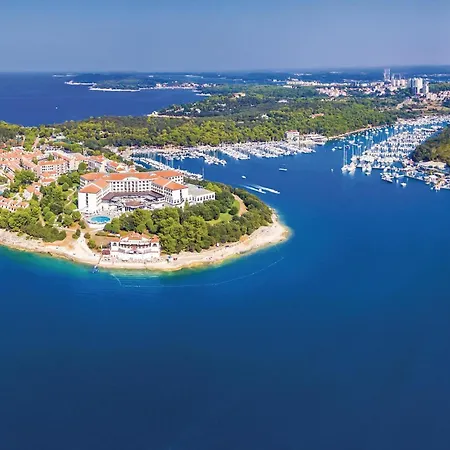 Holiday home 8 Bedroom Awesome In Pula