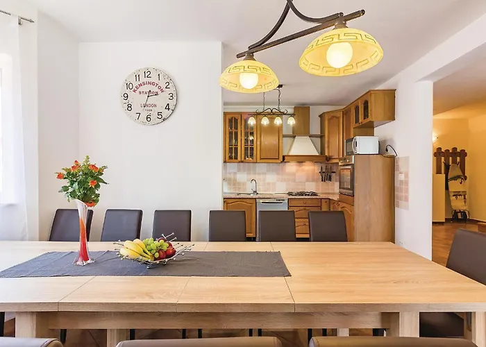 8 Bedroom Awesome In Prázdninový dům *