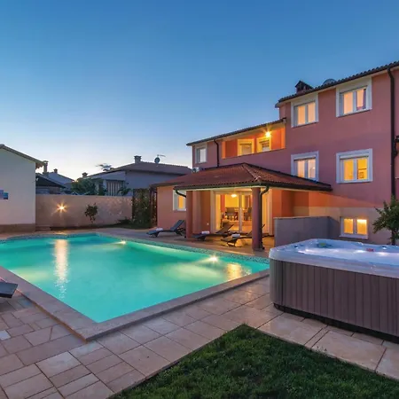 Casa vacanze 8 Bedroom Awesome In Pola