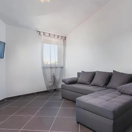 Дом отдыха 8 Bedroom Awesome In Пула