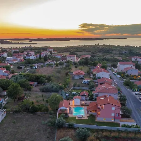 8 Bedroom Awesome In Casa vacanze