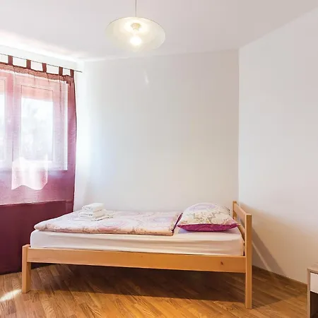 8 Bedroom Awesome In Casa vacanze Pola