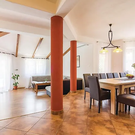 8 Bedroom Awesome In * Pula