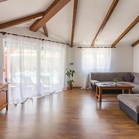 8 Bedroom Awesome In