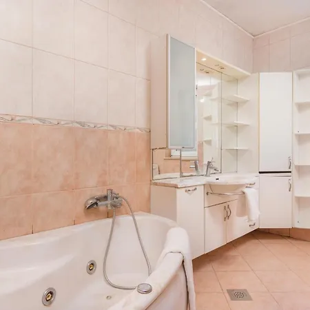 Casa vacanze 8 Bedroom Awesome In Pola