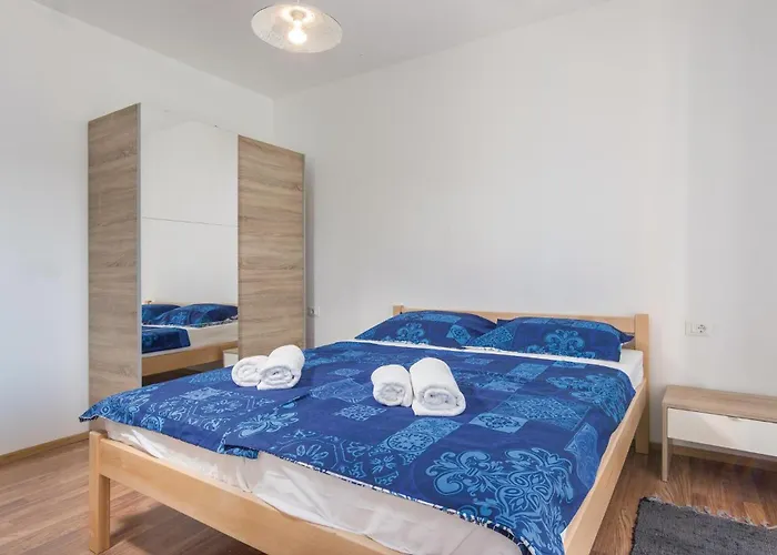 8 Bedroom Awesome In *