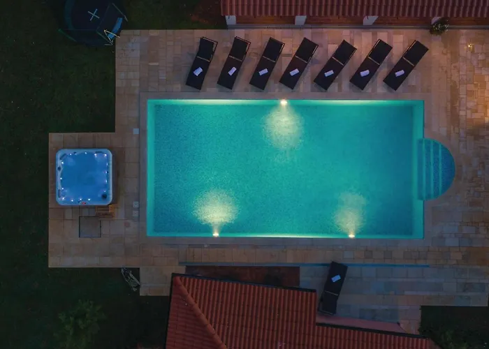 Holiday home 8 Bedroom Awesome In Pula