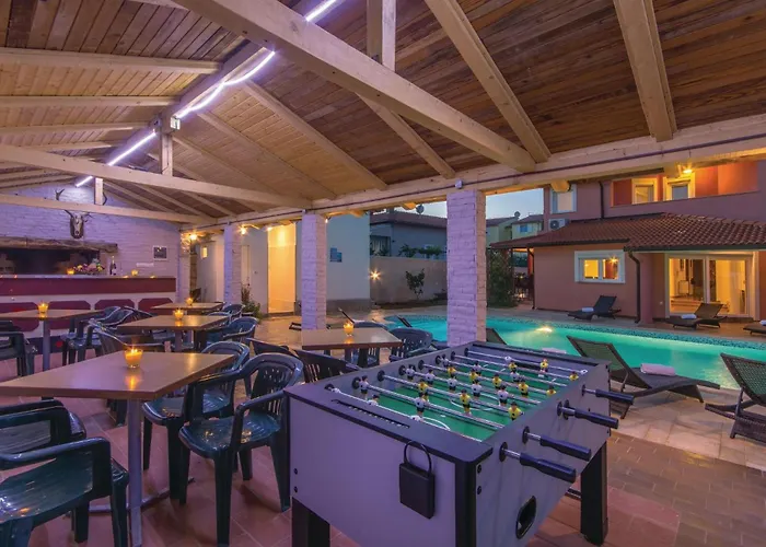 8 Bedroom Awesome In