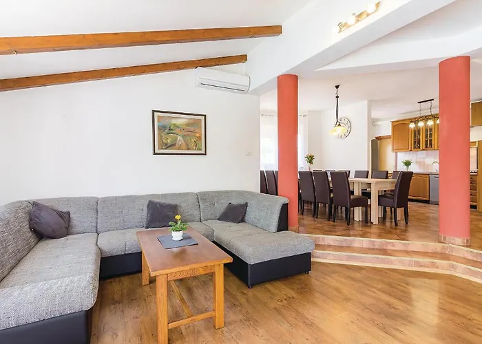 Дом отдыха 8 Bedroom Awesome In