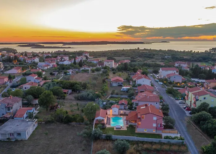 8 Bedroom Awesome In Дом отдыха