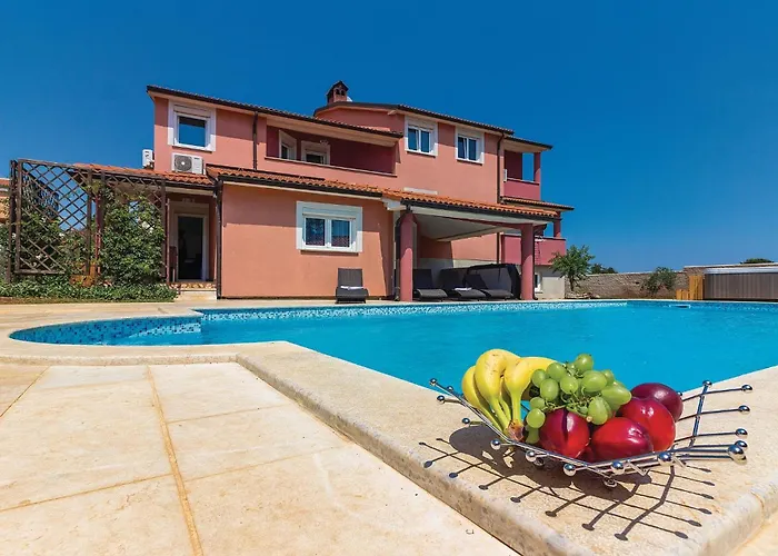 8 Bedroom Awesome In Дом отдыха Пула