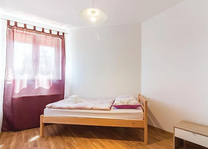 8 Bedroom Awesome In Дом отдыха Пула