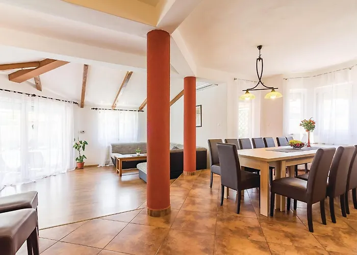 8 Bedroom Awesome In * Pula