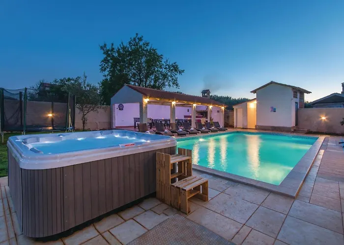 8 Bedroom Awesome In *