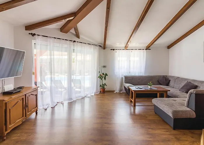 8 Bedroom Awesome In