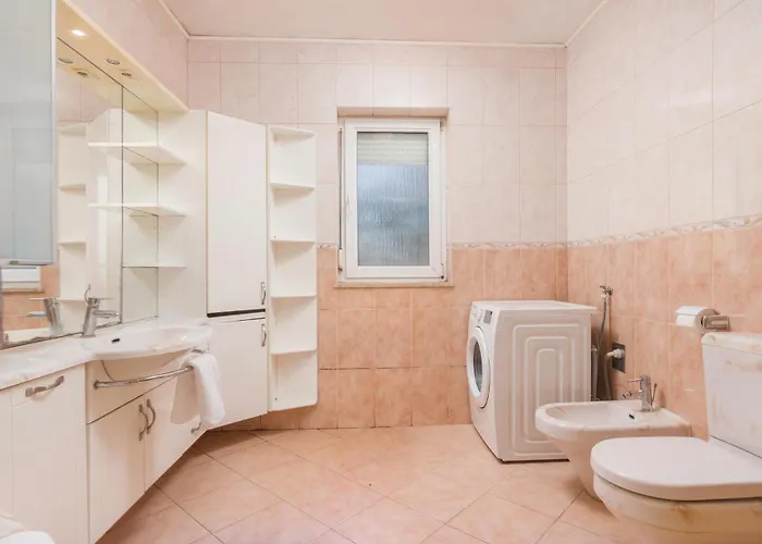 Holiday home 8 Bedroom Awesome In *