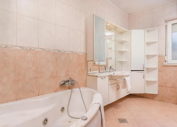 Holiday home 8 Bedroom Awesome In Pula