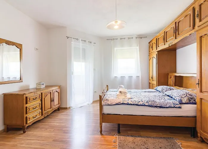 8 Bedroom Awesome In *