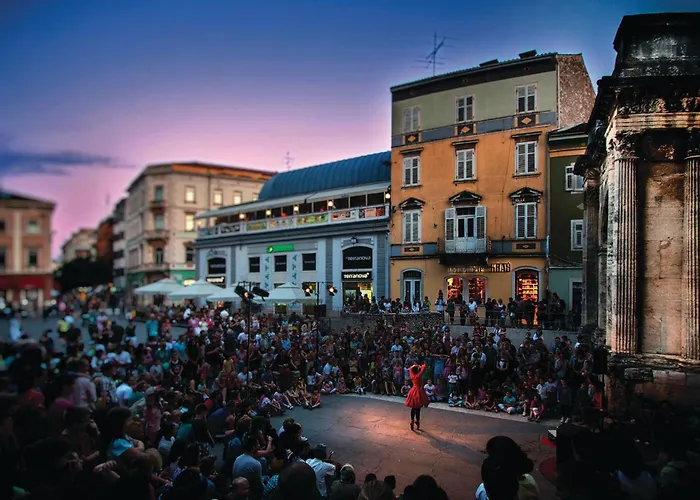 8 Bedroom Awesome In Дом отдыха